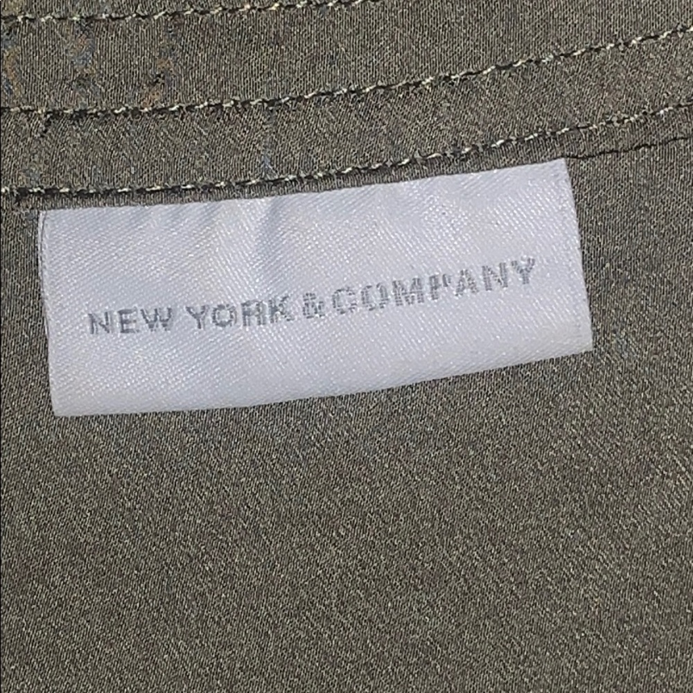 New York &Co sleeveless blouse w button & ties